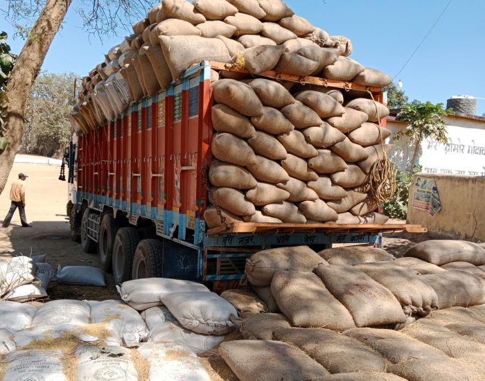 free-photo-of-truck-filled-with-sacks